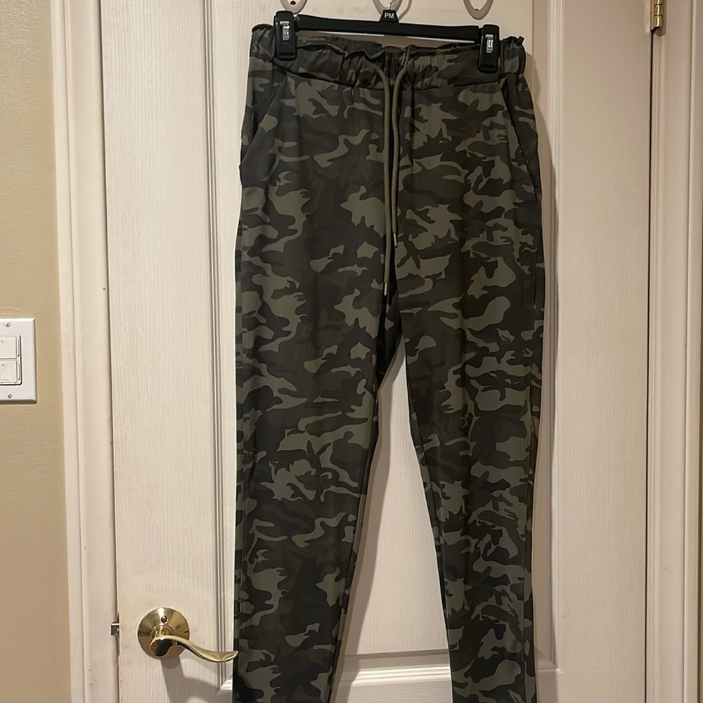 White birch Camo joggers in M
